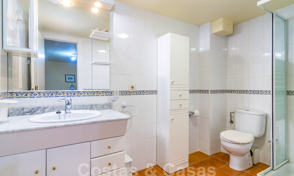 Les pieds dans l'eau! Maison de ville à vendre, en première ligne de plage et à distance de marche du centre d'Estepona 40868