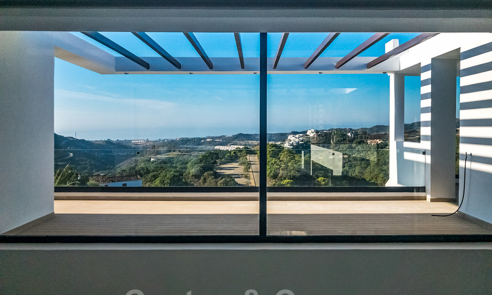 Vente d'une villa de luxe avec vue panoramique sur la mer dans un prestigieux complexe de golf à Benahavis - Marbella 40940