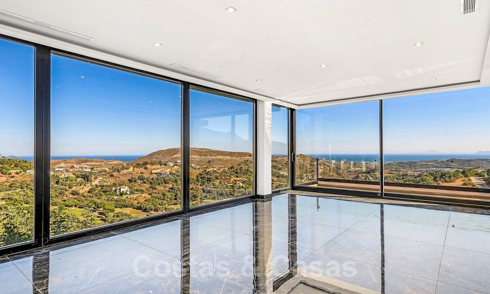 Vente d'une villa de luxe avec vue panoramique sur la mer dans un prestigieux complexe de golf à Benahavis - Marbella 40946