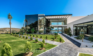 Vente d'une villa de luxe avec vue panoramique sur la mer dans un prestigieux complexe de golf à Benahavis - Marbella 40948 