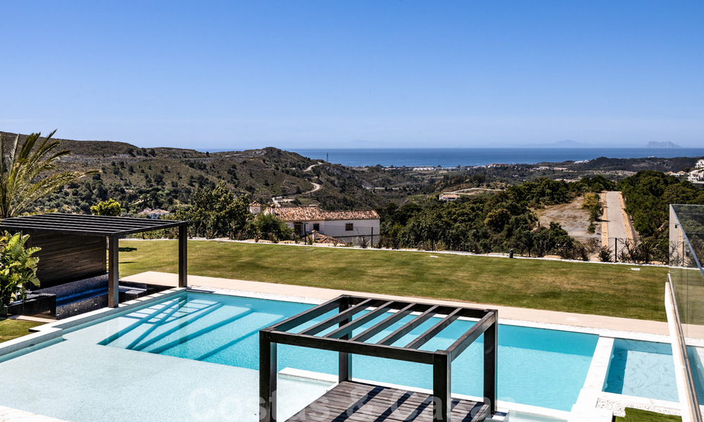 Vente d'une villa de luxe avec vue panoramique sur la mer dans un prestigieux complexe de golf à Benahavis - Marbella 40950