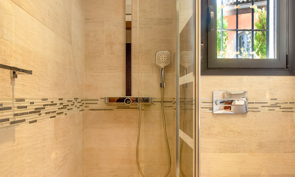 Villa contemporaine, méditerranéenne, de luxe à vendre dans la vallée du golf de Nueva Andalucia, Marbella 41005