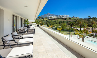 Luxueux penthouse exclusif avec une immense solarium et une piscine privée à vendre à Marbella, Golden Mile 41104 