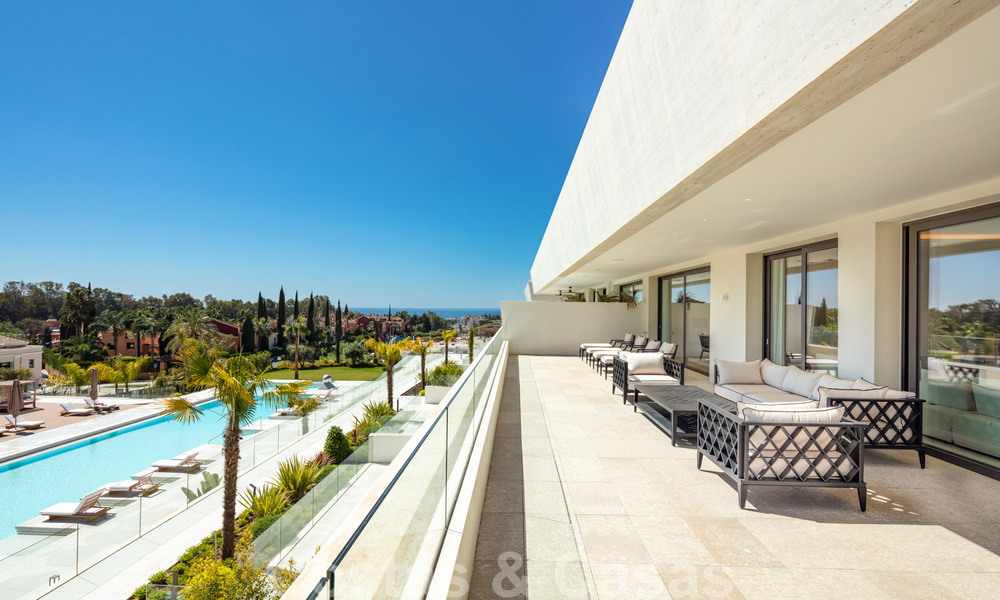Luxueux penthouse exclusif avec une immense solarium et une piscine privée à vendre à Marbella, Golden Mile 41105