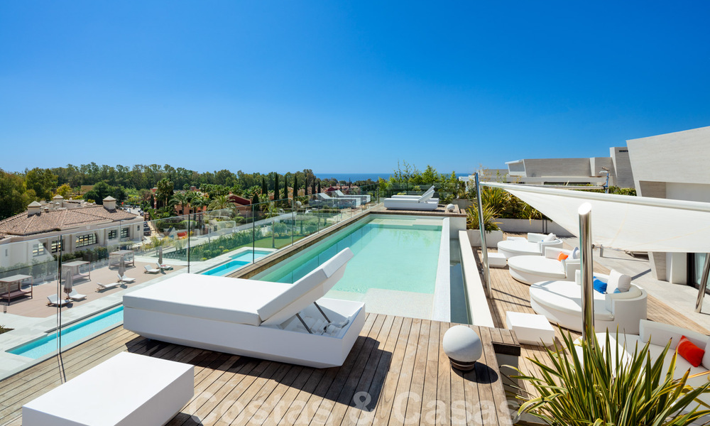 Luxueux penthouse exclusif avec une immense solarium et une piscine privée à vendre à Marbella, Golden Mile 41106