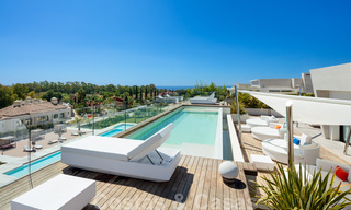 Luxueux penthouse exclusif avec une immense solarium et une piscine privée à vendre à Marbella, Golden Mile 41106 