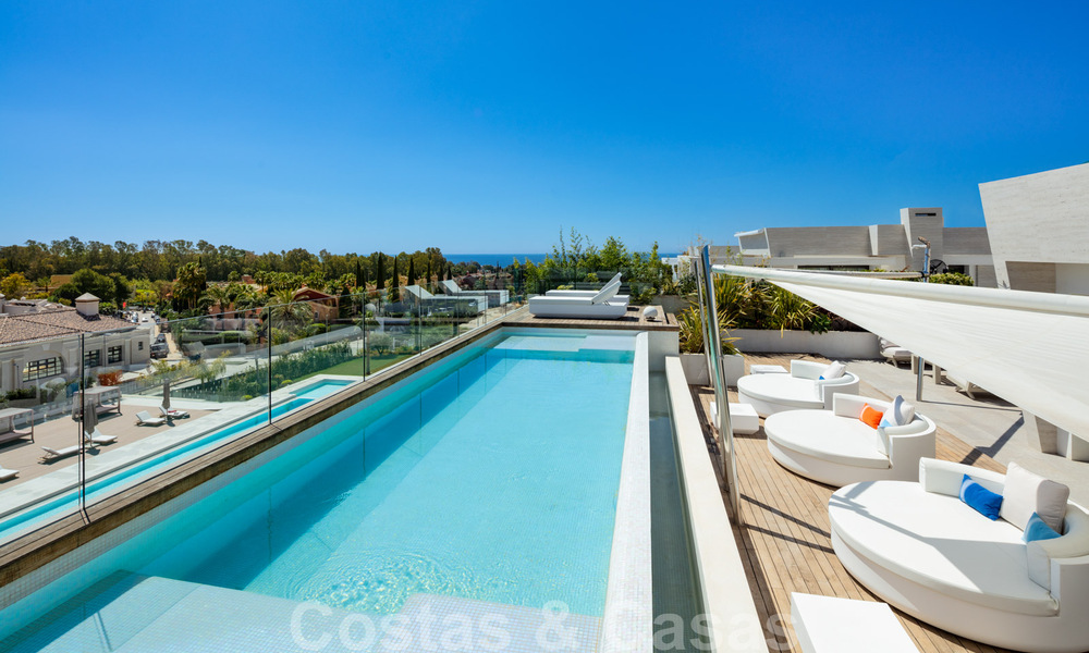 Luxueux penthouse exclusif avec une immense solarium et une piscine privée à vendre à Marbella, Golden Mile 41107