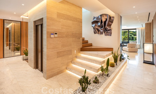 Luxueux penthouse exclusif avec une immense solarium et une piscine privée à vendre à Marbella, Golden Mile 41109 