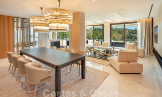 Luxueux penthouse exclusif avec une immense solarium et une piscine privée à vendre à Marbella, Golden Mile 41110 