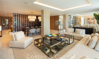 Luxueux penthouse exclusif avec une immense solarium et une piscine privée à vendre à Marbella, Golden Mile 41111 
