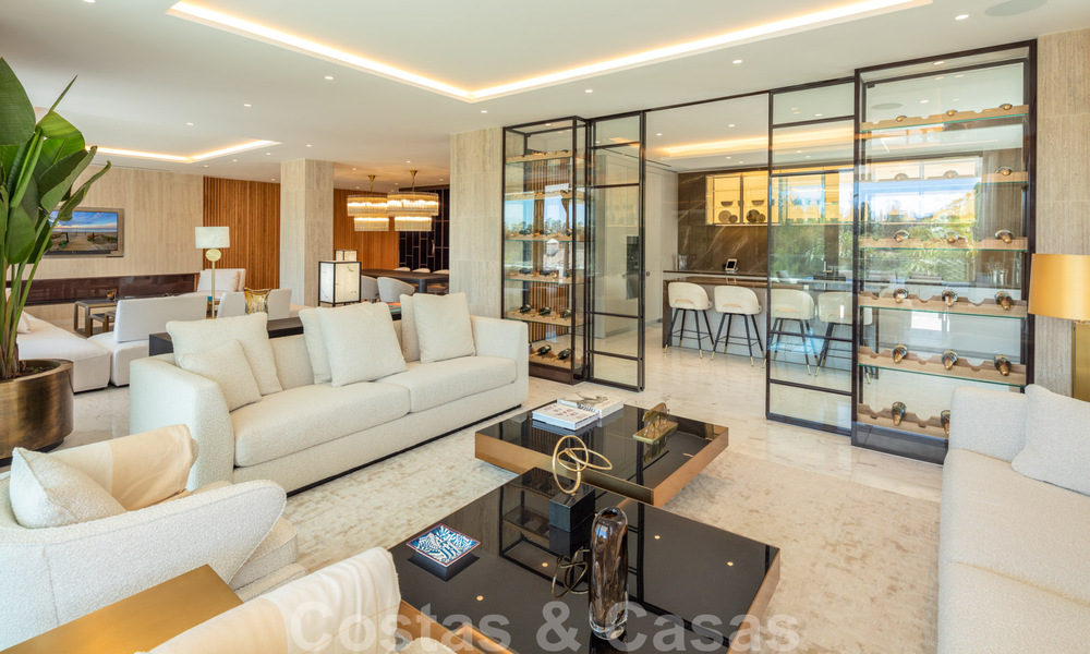 Luxueux penthouse exclusif avec une immense solarium et une piscine privée à vendre à Marbella, Golden Mile 41114