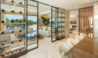 Luxueux penthouse exclusif avec une immense solarium et une piscine privée à vendre à Marbella, Golden Mile 41115 