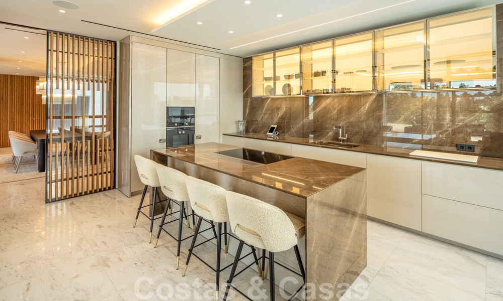 Luxueux penthouse exclusif avec une immense solarium et une piscine privée à vendre à Marbella, Golden Mile 41116