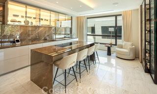 Luxueux penthouse exclusif avec une immense solarium et une piscine privée à vendre à Marbella, Golden Mile 41117 