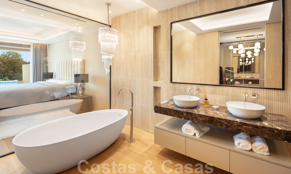 Luxueux penthouse exclusif avec une immense solarium et une piscine privée à vendre à Marbella, Golden Mile 41122