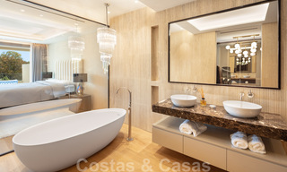 Luxueux penthouse exclusif avec une immense solarium et une piscine privée à vendre à Marbella, Golden Mile 41122 