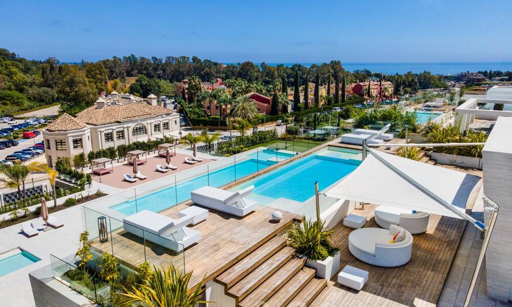 Luxueux penthouse exclusif avec une immense solarium et une piscine privée à vendre à Marbella, Golden Mile 41130