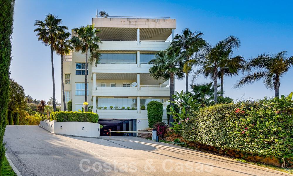 Appartement moderne et rénové à vendre avec une grande terrasse à Nueva Andalucia, Marbella 41340