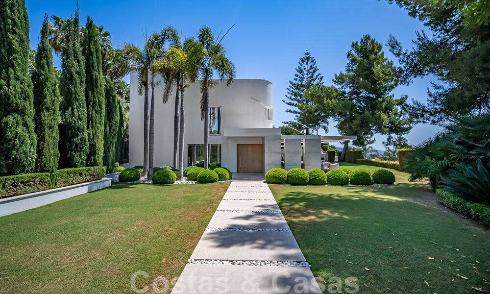 Magnifique villa à vendre, rénovée dans un style luxueux et moderne, sur le Golden Mile à Marbella 41696