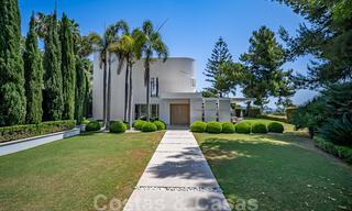Magnifique villa à vendre, rénovée dans un style luxueux et moderne, sur le Golden Mile à Marbella 41696 