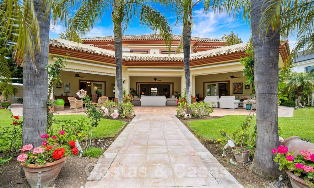 Vente d'une villa de luxe avec vue sur le jardin, a un pas de la mer à Guadalmina Baja à Marbella 41819