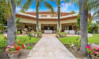 Vente d'une villa de luxe avec vue sur le jardin, a un pas de la mer à Guadalmina Baja à Marbella 41819 