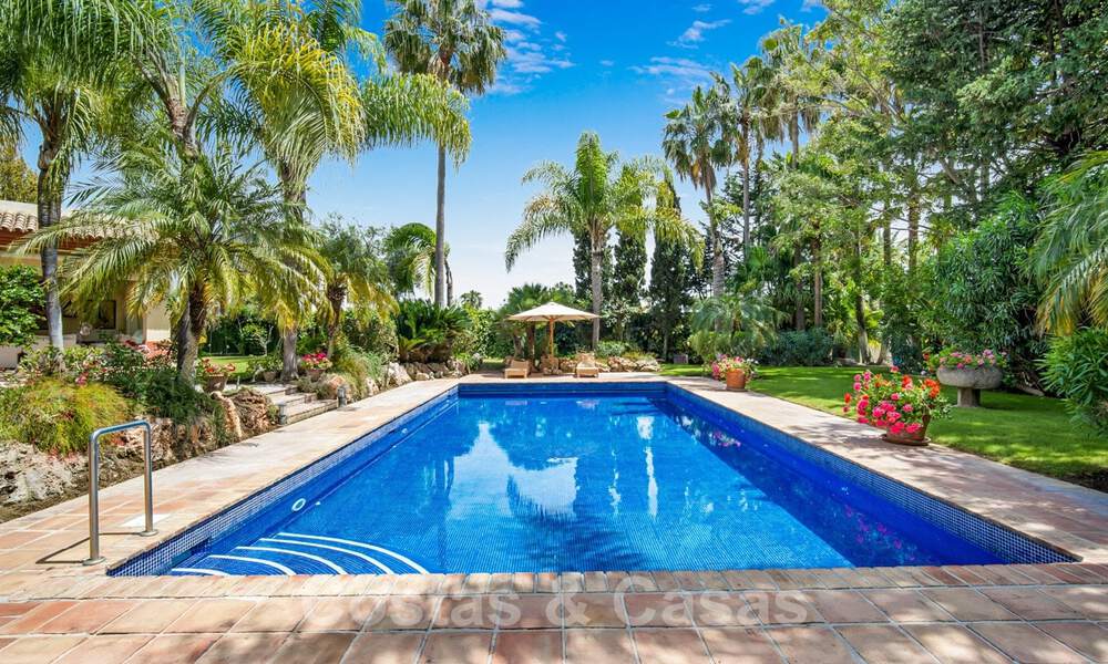 Vente d'une villa de luxe avec vue sur le jardin, a un pas de la mer à Guadalmina Baja à Marbella 41820