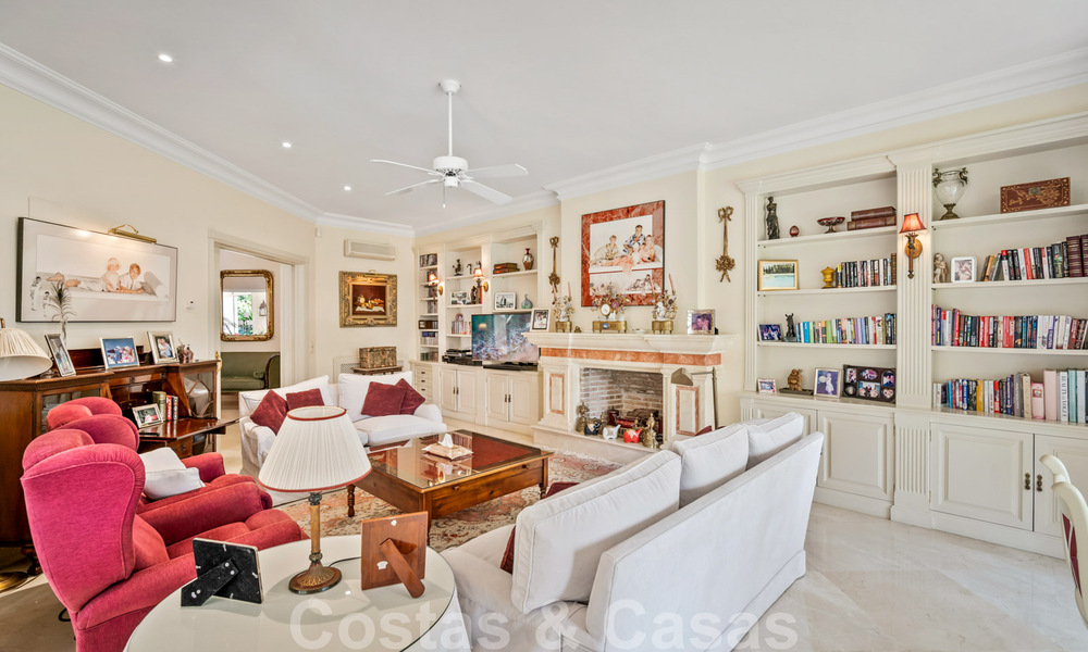 Vente d'une villa de luxe avec vue sur le jardin, a un pas de la mer à Guadalmina Baja à Marbella 41840