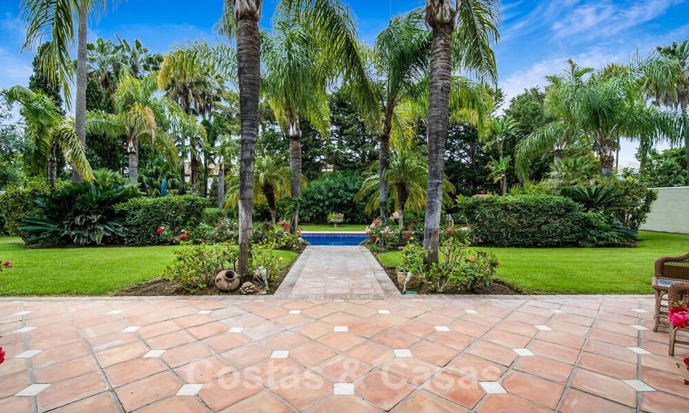 Vente d'une villa de luxe avec vue sur le jardin, a un pas de la mer à Guadalmina Baja à Marbella 41843