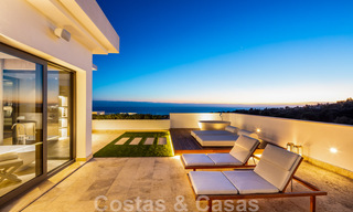 Villa de luxe contemporaine et moderne à vendre dans un style de resort avec vue panoramique sur la mer à Cascada de Camojan à Marbella 42135 