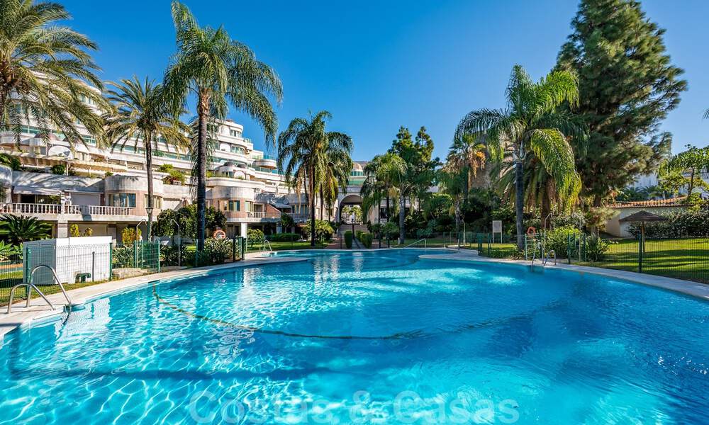 Appartement rénové à vendre, avec vue sur la mer, au centre de Puerto Banus, Marbella 42076
