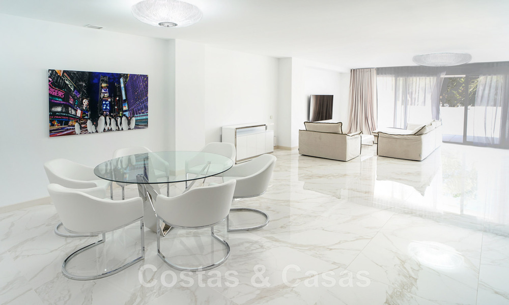 Appartement rénové à vendre, avec vue sur la mer, au centre de Puerto Banus, Marbella 42218