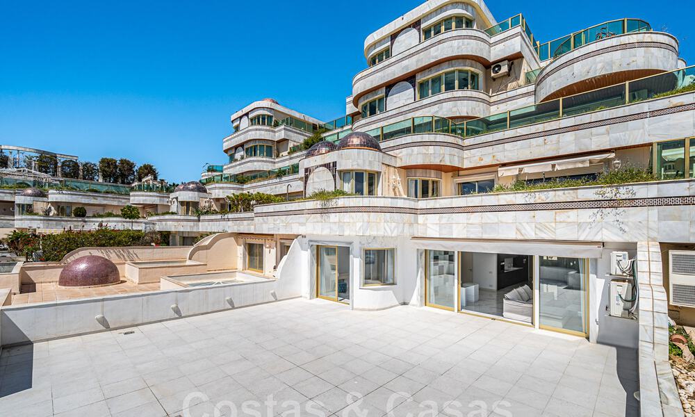 Appartement rénové à vendre, avec vue sur la mer, au centre de Puerto Banus, Marbella 42219