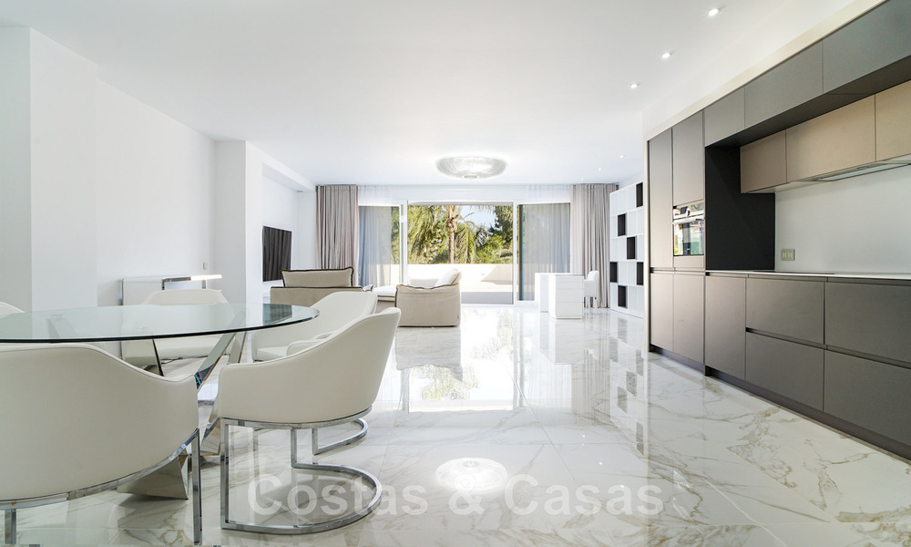 Appartement rénové à vendre, avec vue sur la mer, au centre de Puerto Banus, Marbella 42221