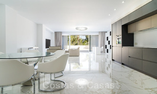 Appartement rénové à vendre, avec vue sur la mer, au centre de Puerto Banus, Marbella 42221 