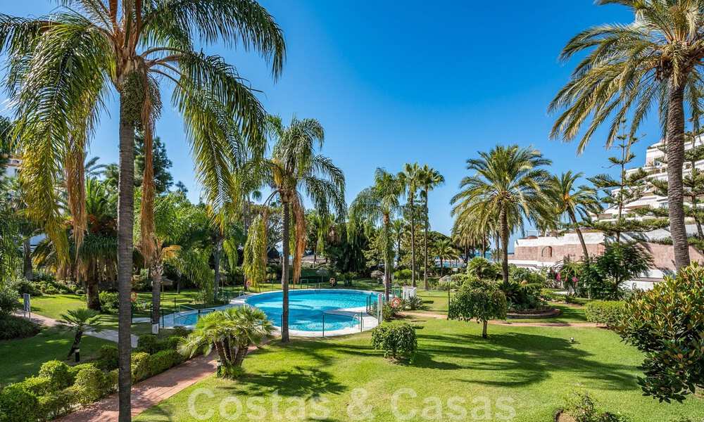 Appartement rénové à vendre, avec vue sur la mer, au centre de Puerto Banus, Marbella 42225