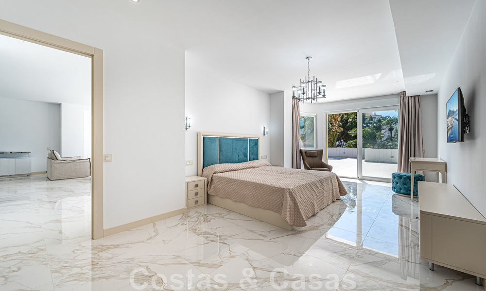 Appartement rénové à vendre, avec vue sur la mer, au centre de Puerto Banus, Marbella 42230