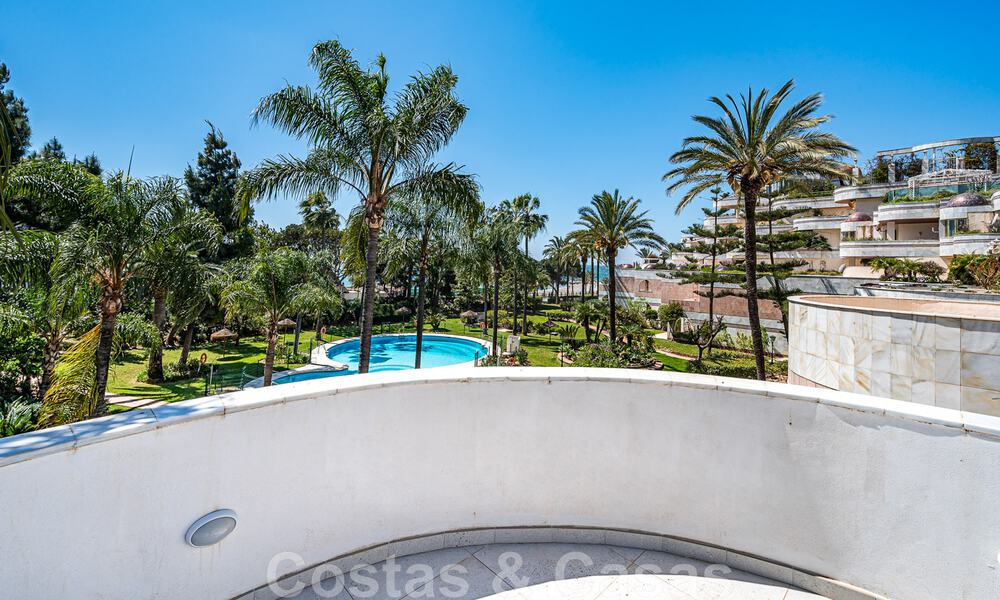 Appartement rénové à vendre, avec vue sur la mer, au centre de Puerto Banus, Marbella 42231