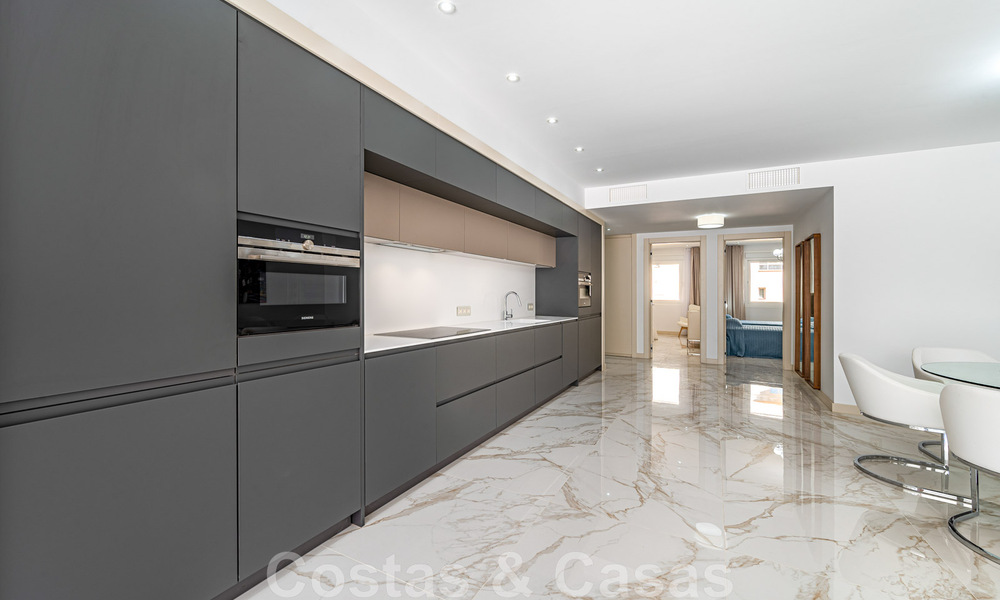Appartement rénové à vendre, avec vue sur la mer, au centre de Puerto Banus, Marbella 42233