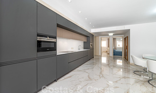 Appartement rénové à vendre, avec vue sur la mer, au centre de Puerto Banus, Marbella 42233 