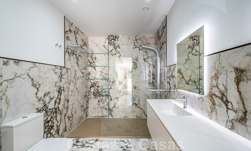 Appartement rénové à vendre, avec vue sur la mer, au centre de Puerto Banus, Marbella 42236