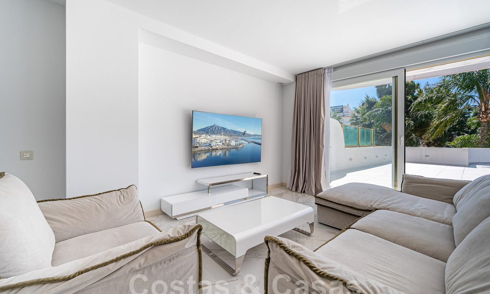 Appartement rénové à vendre, avec vue sur la mer, au centre de Puerto Banus, Marbella 42237