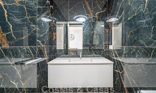 Appartement rénové à vendre, avec vue sur la mer, au centre de Puerto Banus, Marbella 42238 