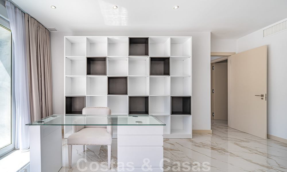 Appartement rénové à vendre, avec vue sur la mer, au centre de Puerto Banus, Marbella 42241