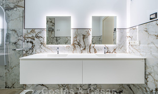 Appartement rénové à vendre, avec vue sur la mer, au centre de Puerto Banus, Marbella 42245 