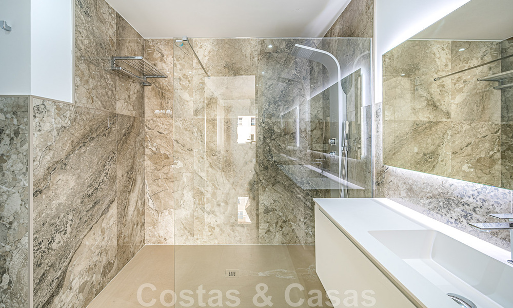 Appartement rénové à vendre, avec vue sur la mer, au centre de Puerto Banus, Marbella 42250