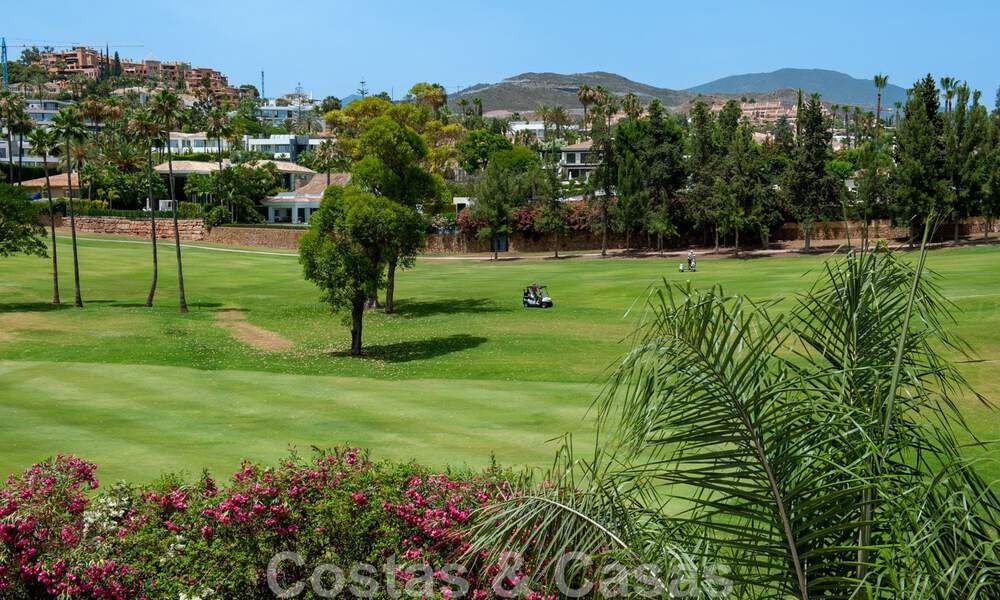 Penthouse de luxe à vendre dans un magnifique complexe de golf en première ligne à Nueva Andalucia, Marbella 42196