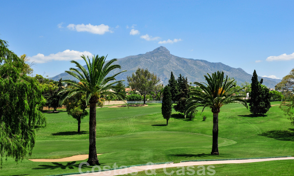 Penthouse de luxe à vendre dans un magnifique complexe de golf en première ligne à Nueva Andalucia, Marbella 42280