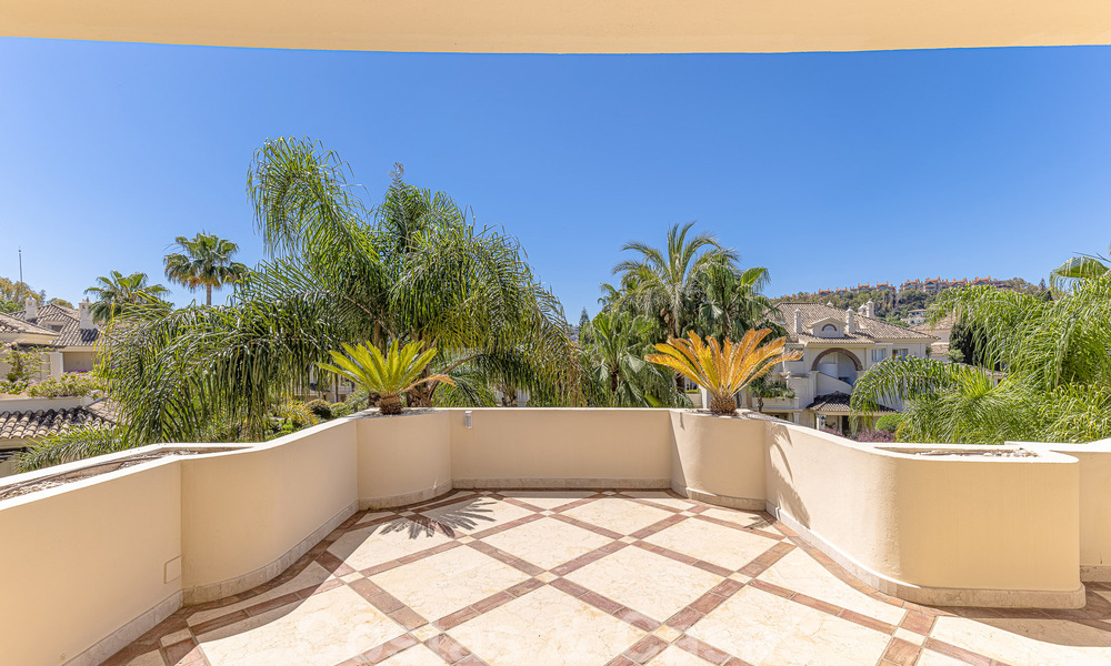 Penthouse de luxe à vendre dans un magnifique complexe de golf en première ligne à Nueva Andalucia, Marbella 51670