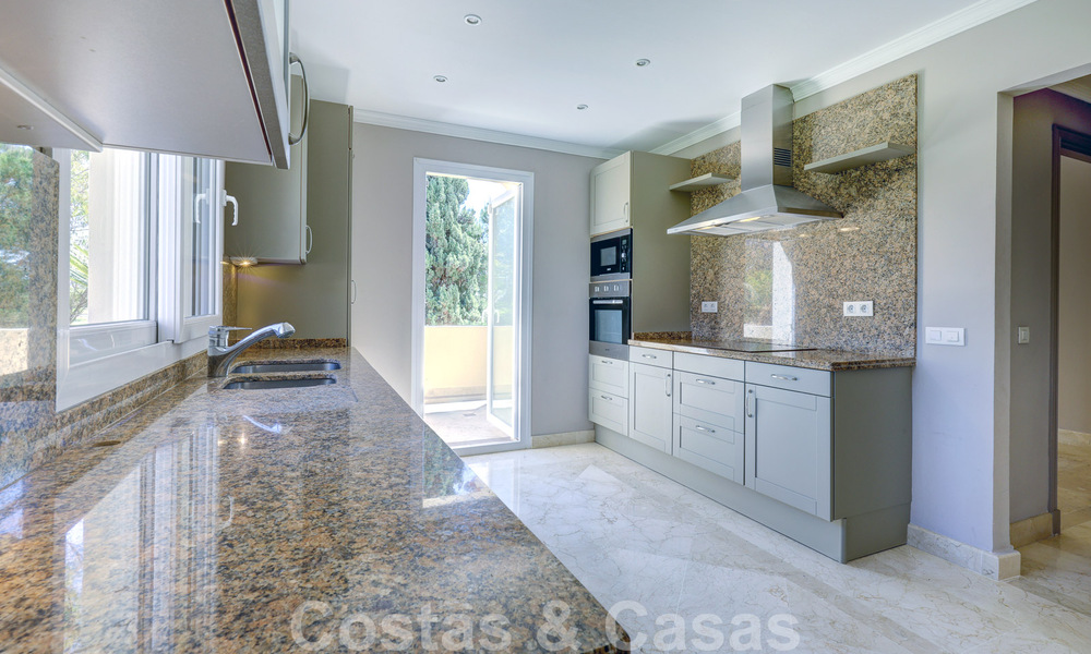 Penthouse de luxe à vendre dans un magnifique complexe de golf en première ligne à Nueva Andalucia, Marbella 51679